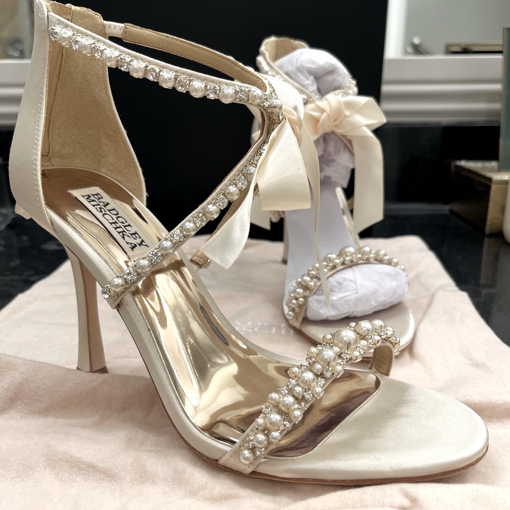 Never worn! bought for my wedding but they are too big. So cute on!!!